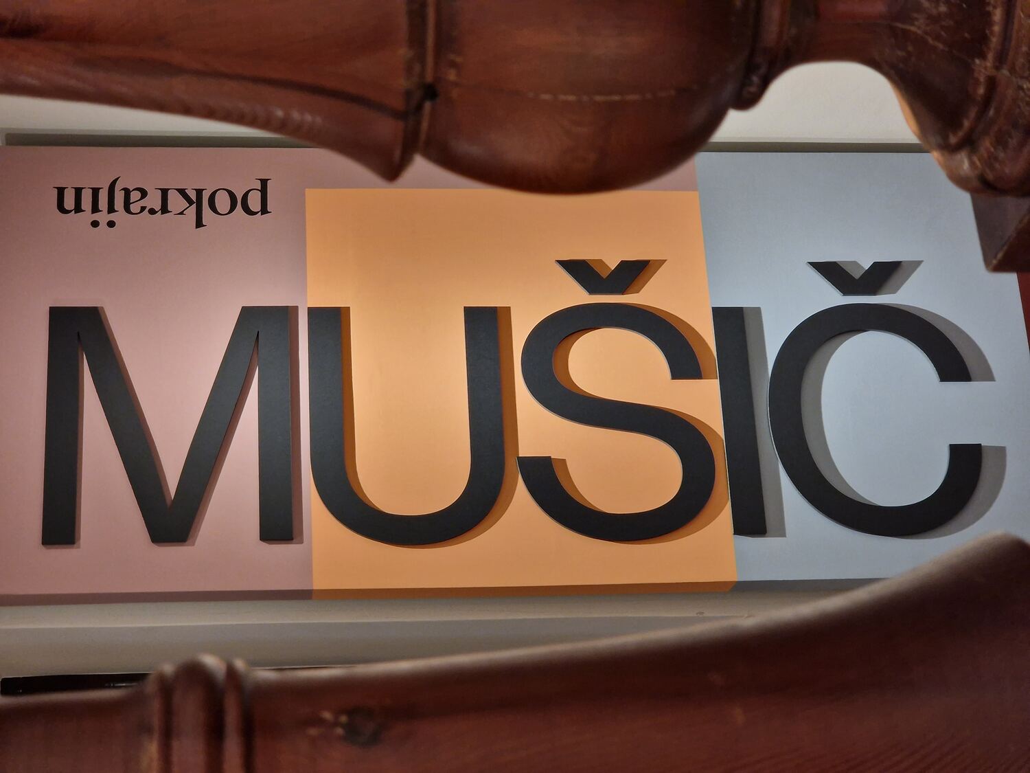 3D-črke iz kapa plošče za razstavi Zorana Mušiča v gradovih Štanjel in Dobrovo, projekt GO! 2025, izdelava Copigraf