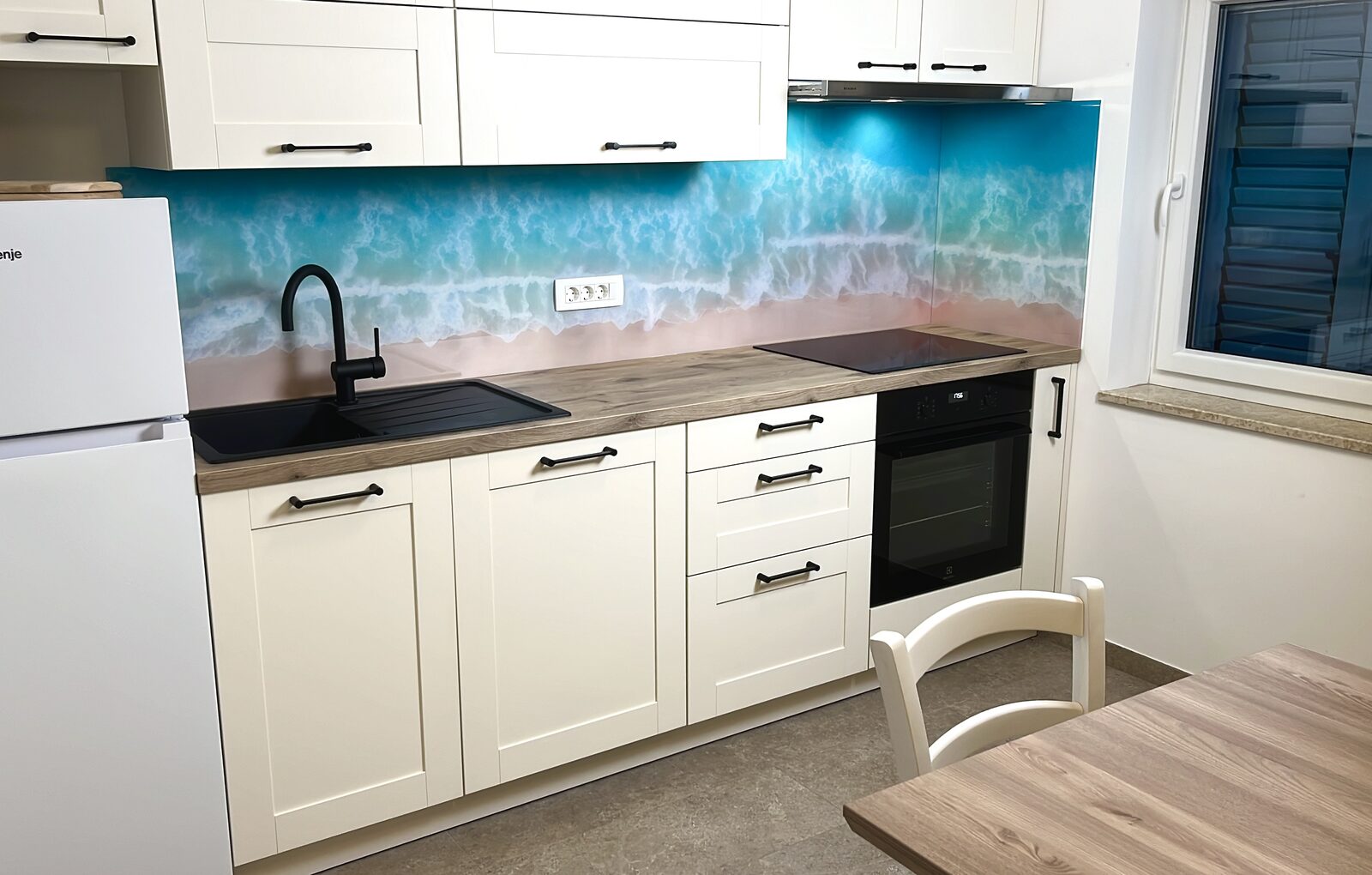 Tisk na kuhinjsko steklo z motivom morja, vgrajeno v stanovanjski kuhinji, Copigraf Nova Gorica